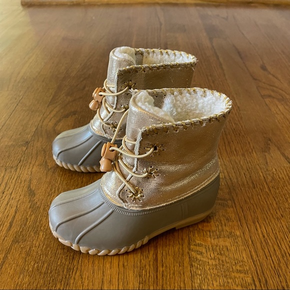 Olivia Miller Girls Metallic Gold Duck Boots - Picture 8 of 15